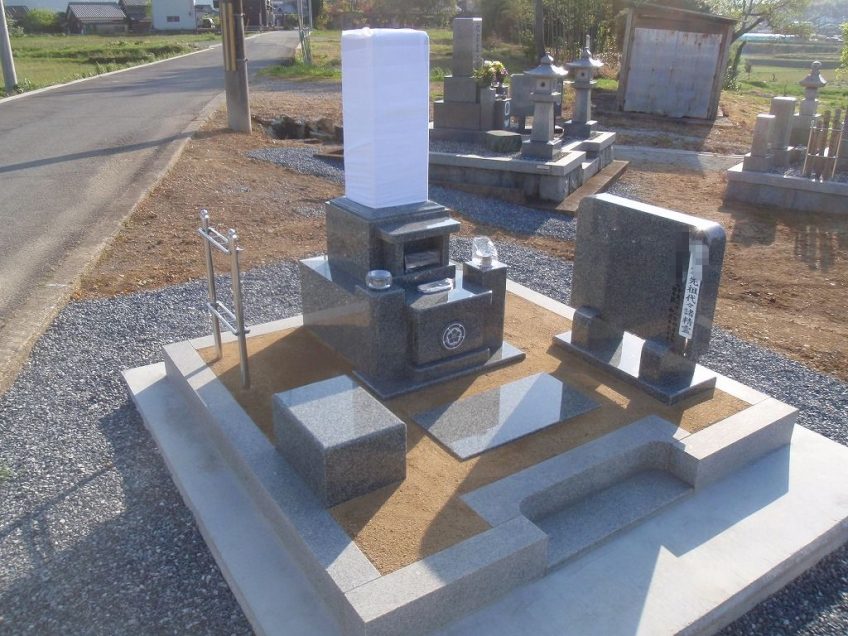加西市中西町で中野石材オリジナル　「現代墓石」の建立